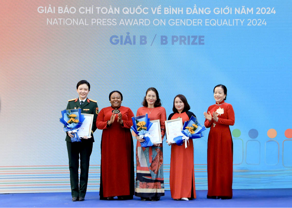 Nhà báo Biện Luân, Báo Hà Giang (thứ 2 từ phải qua) nhận giải B Giải Báo chí toàn quốc về Bình đẳng giới năm 2024.