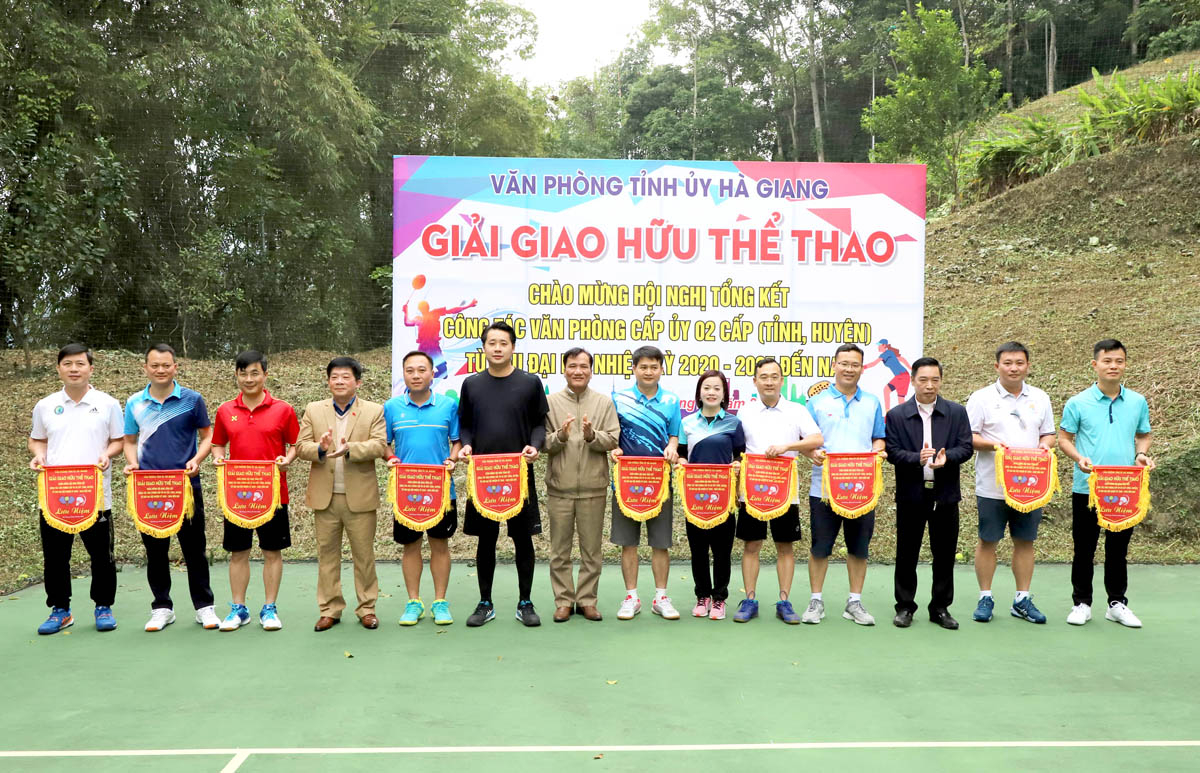 Lãnh đạo Văn phòng Tỉnh ủy trao cờ lưu niệm cho các đội tham gia giải
