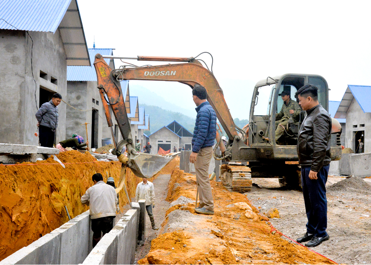 Các đơn vị thi công khẩn trương hoàn thành đường giao thông, hệ thống thoát nước khu tái định cư thôn Yên Lập, xã Yên Thành (Quang Bình).