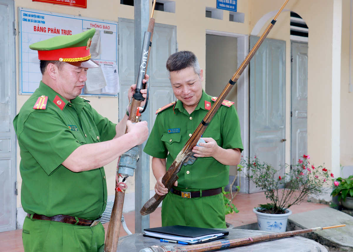 Công an xã Cán Chu Phìn (Mèo Vạc) phân loại vũ khí do người dân giao nộp.