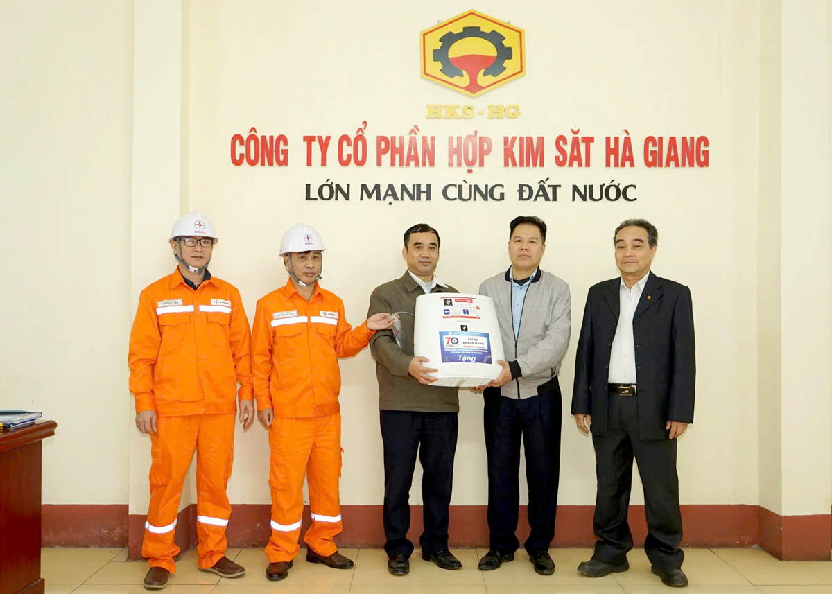 Lãnh đạo Công ty Điện lực Hà Giang tặng quà, tri ân khách hàng Công ty Cổ phần Hợp kim sắt Hà Giang.