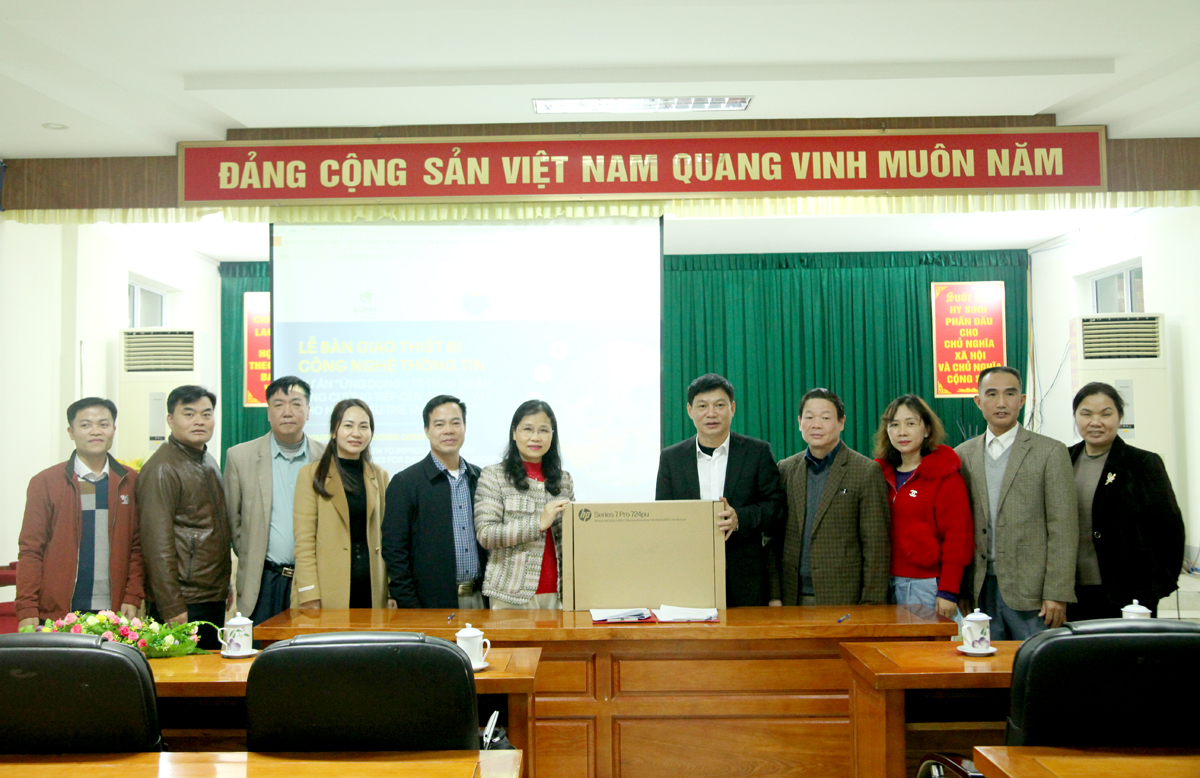 Lãnh đạo Sở Y tế và các trạm y tế tiếp nhận thiết bị tài trợ từ UNDP.