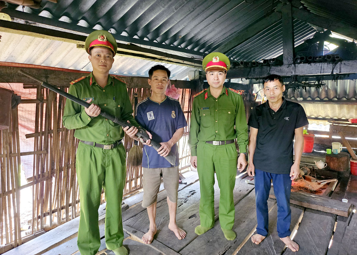 Anh Lý Văn Dước bàn giao khẩu súng cho công an xã Thanh Thủy, huyện Vị Xuyên