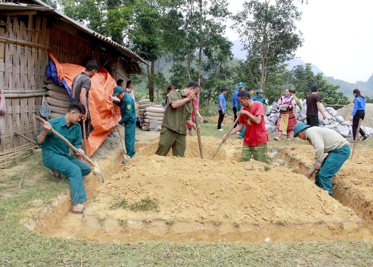 Local soldiers, organisations and people join hands to construct a new house for Chau Thi Tung in KhuoiKha Village, Ngoc Linh Commune. 