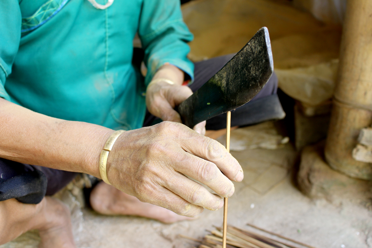 To make incense, the ‘mai’ tree is cut into sections about 40 cm long and then split into fine incense sticks. The tree must be about one year old—not too mature nor too young.