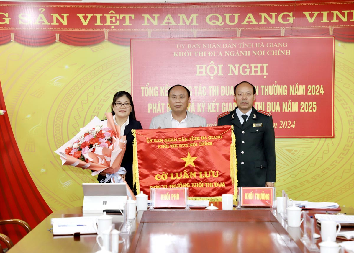 Lãnh đạo Thanh tra tỉnh, Trưởng khối thi đua năm 2024 trao cờ luân lưu và tặng hoa cho Trưởng khối, Phó khối thi đua ngành Nội chính năm 2025