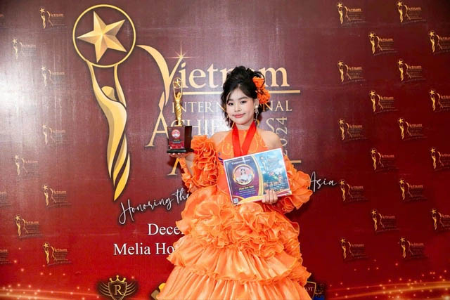 Bảo Ngọc nhận giải thưởng Asia Outstanding Celebrity Host & Singer.