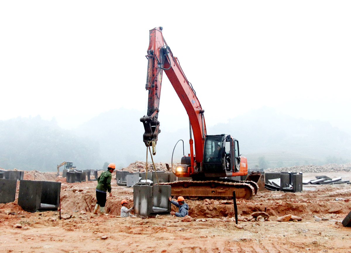 Human and material resources are mobilised to the fullest to ensure the progress of the Minh Thuong Village Population Stabilization Planning Area project (Tan Lap Commune).