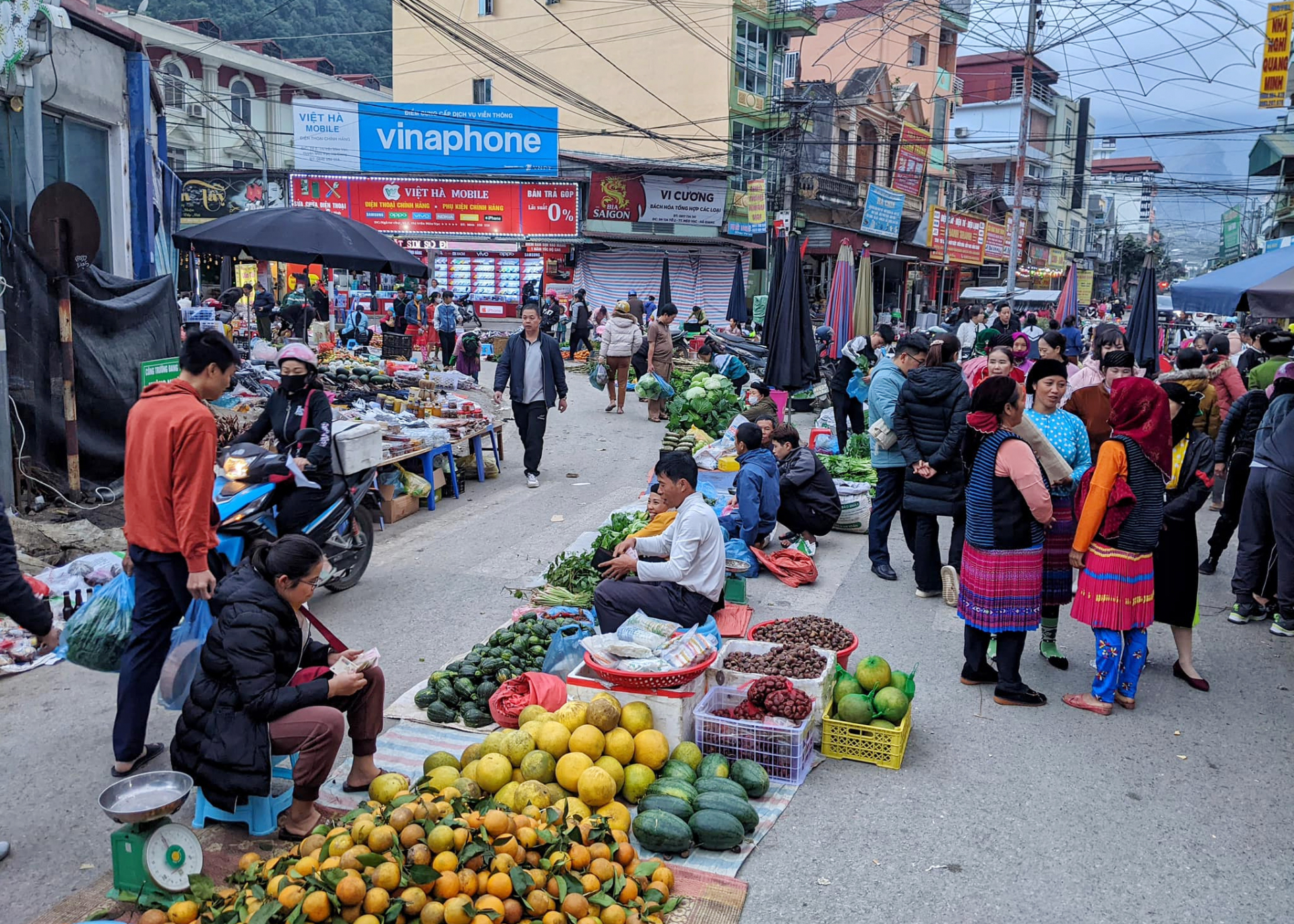 Chợ phiên Mèo Vạc là nơi người dân đến mua, bán các sản vật, nhu yếu phẩm phục vụ đời sống hàng ngày.