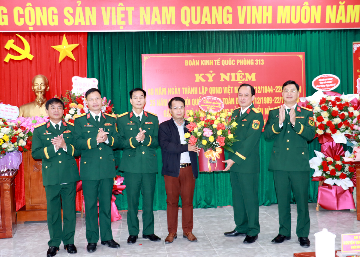 Lãnh đạo Báo Hà Giang tặng hoa chúc mừng Đoàn Kinh tế - Quốc phòng 313.