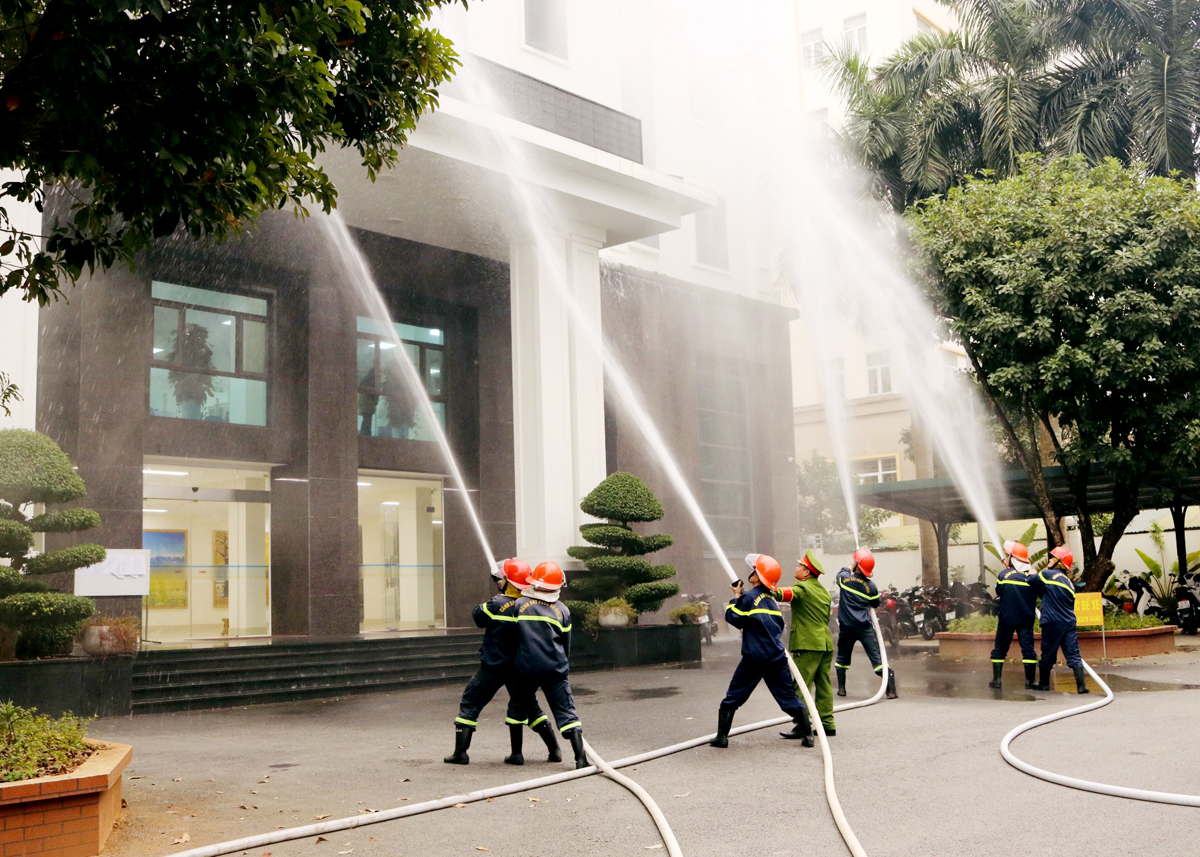 Lực lượng phòng cháy, chữa cháy chuyên nghiệp có mặt tại hiện trường triển khai công tác chữa cháy và cứu hộ, các nạn.