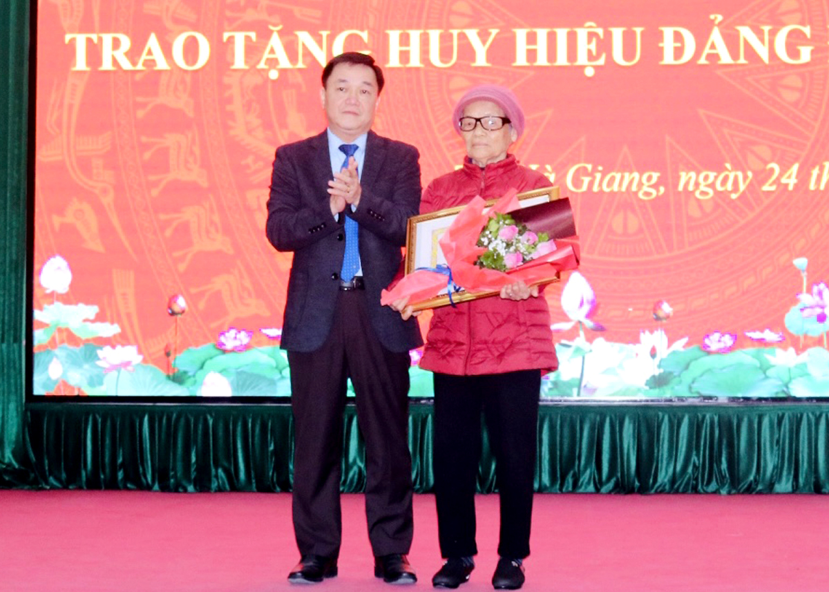 Phó Bí thư Thường trực Thành ủy  trao Huy hiệu 55 năm tuổi Đảng cho đảng viên.