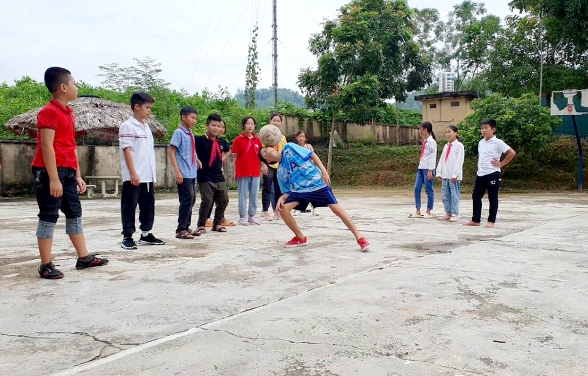 Em Cấn Minh Đức tập luyện tâng bóng cùng các bạn trong trường

