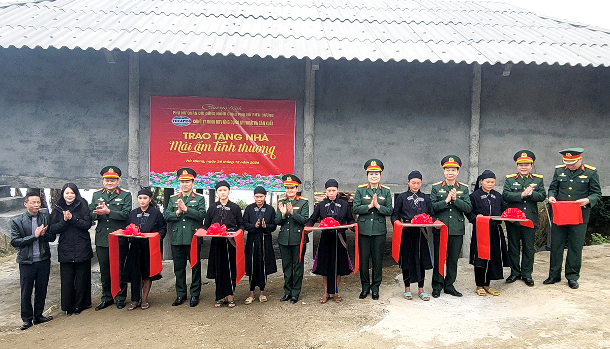 Các đại biểu cắt băng khánh thành nhà Mái ấm tình thương cho bà Ly Thị Sảng, trú tại thôn Thắng Lợi, xã Nàn Xỉn.
