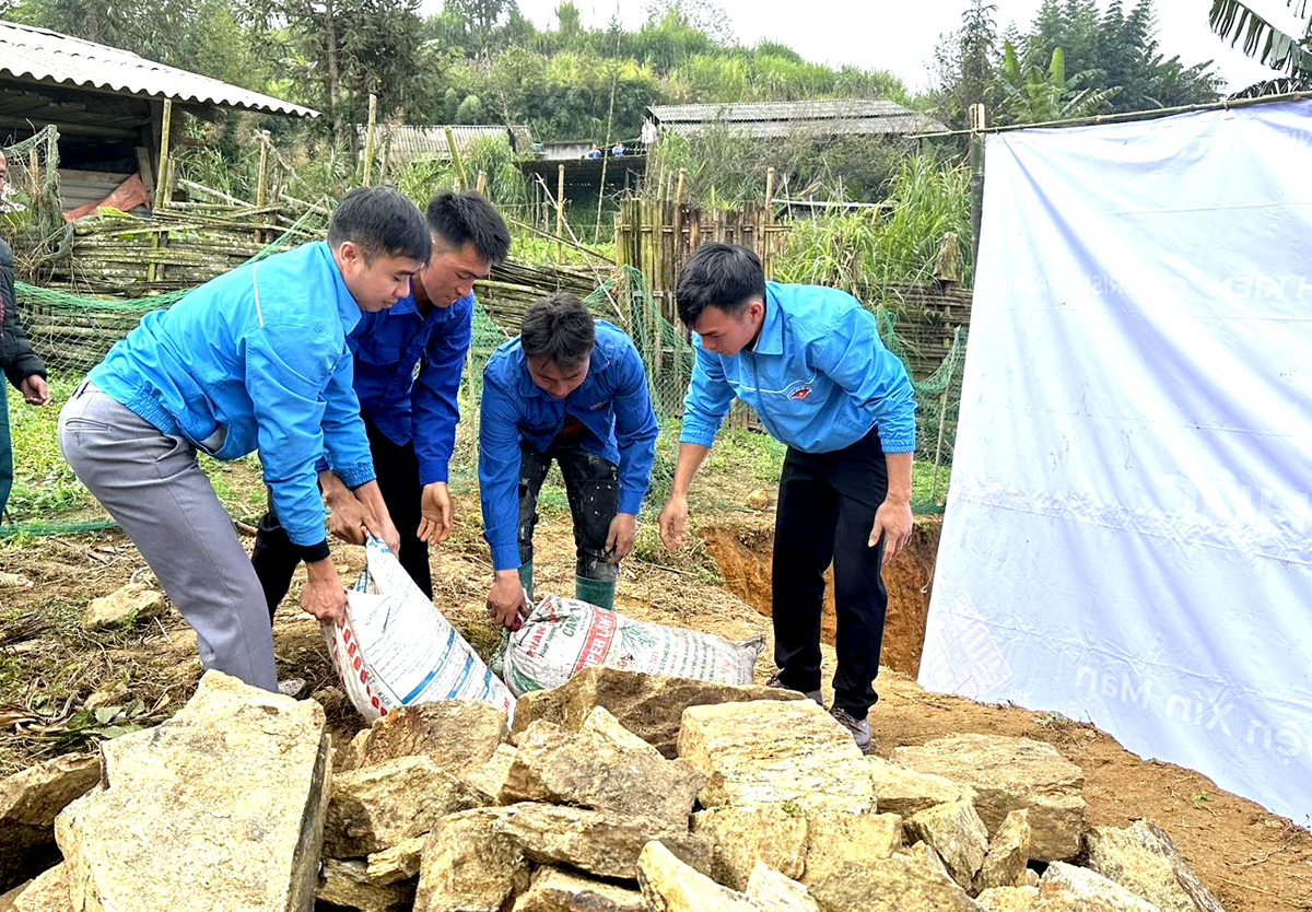 Đoàn viên, thanh niên xã Thu Tà chung tay hỗ trợ vận chuyển vật liệu để thi công công trình.