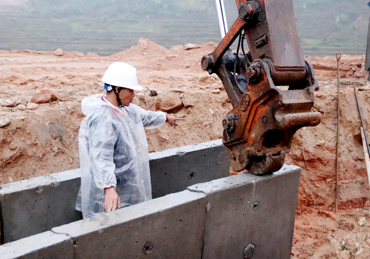 Mặc mưa mùa Đông buốt giá, công nhân vẫn kiên cường thi công 3 ca, 4 kíp với tinh thần: Thần tốc, quyết thắng, vượt nắng, thắng mưa, không thua gió bão.
