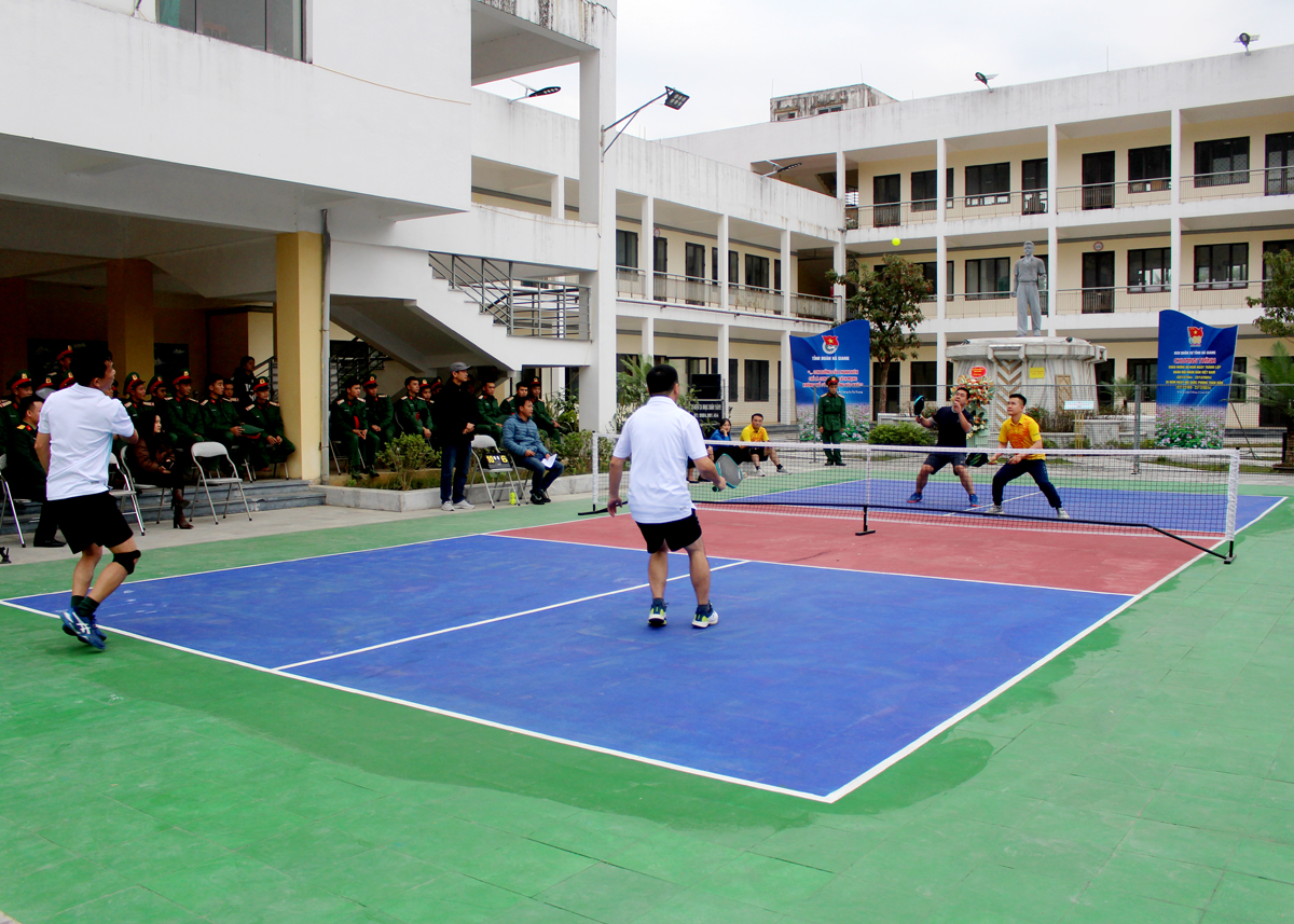 Trận đấu Pickleball đôi nam lãnh đạo 2 đơn vị.