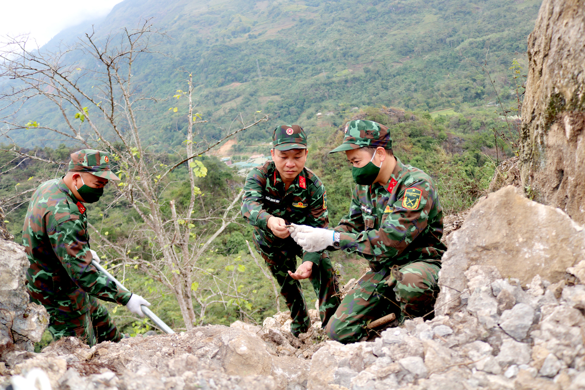 Chia lực lượng thành nhiều tốp, nhiều hướng, đào xới từng diện tích nhỏ...