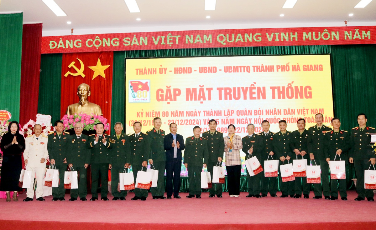 Lãnh đạo thành phố Hà Giang tặng quà cho cán bộ Quân đội nghỉ hưu, nghỉ công tác.
