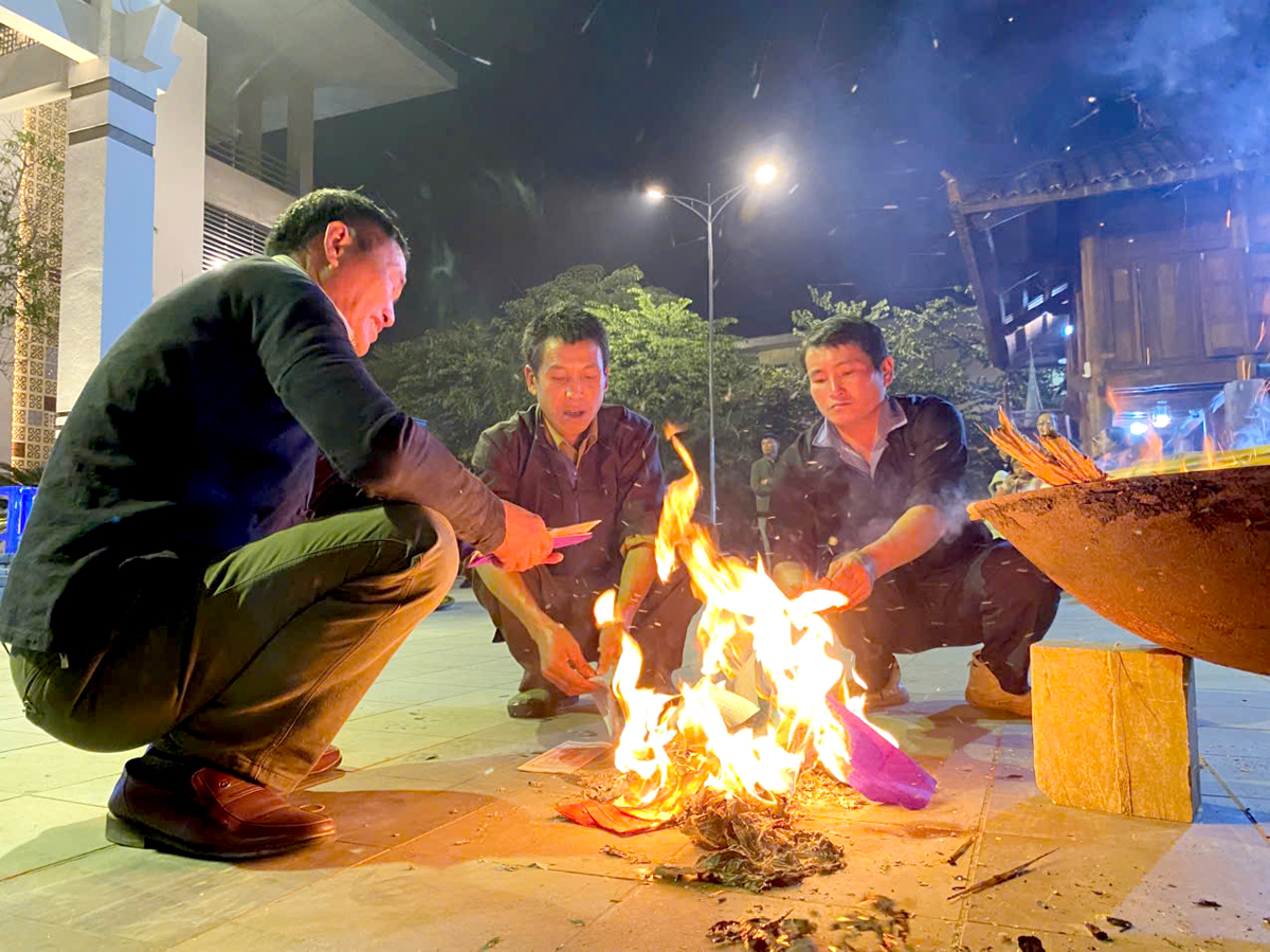 Để thực hiện được khả năng liếm lưỡi cày nóng hàng trăm độ C, những nghệ nhân người Cờ Lao và cộng đồng phải tổ chức nghi lễ cúng với 3 người nam giới trực tiếp tham gia. Gồm một thầy cúng, một nghệ nhân có khả năng liếm lưỡi cày nung nóng và một phụ lễ.