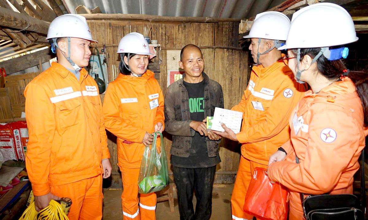 Công ty Điện lực Hà Giang tặng quà, tri ân khách hàng có hoàn cảnh khó khăn tại huyện Vị Xuyên.