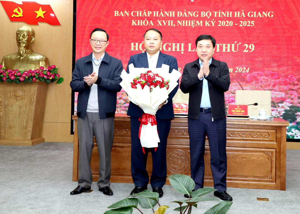 Quyền Bí thư Tỉnh ủy Nguyễn Mạnh Dũng; Phó Bí thư Thường trực Tỉnh ủy, Chủ tịch HĐND tỉnh Thào Hồng Sơn tặng hoa chúc mừng đồng chí Phan Huy Ngọc được BCH Đảng bộ tỉnh bầu giữ chức Phó Bí thư Tỉnh ủy.