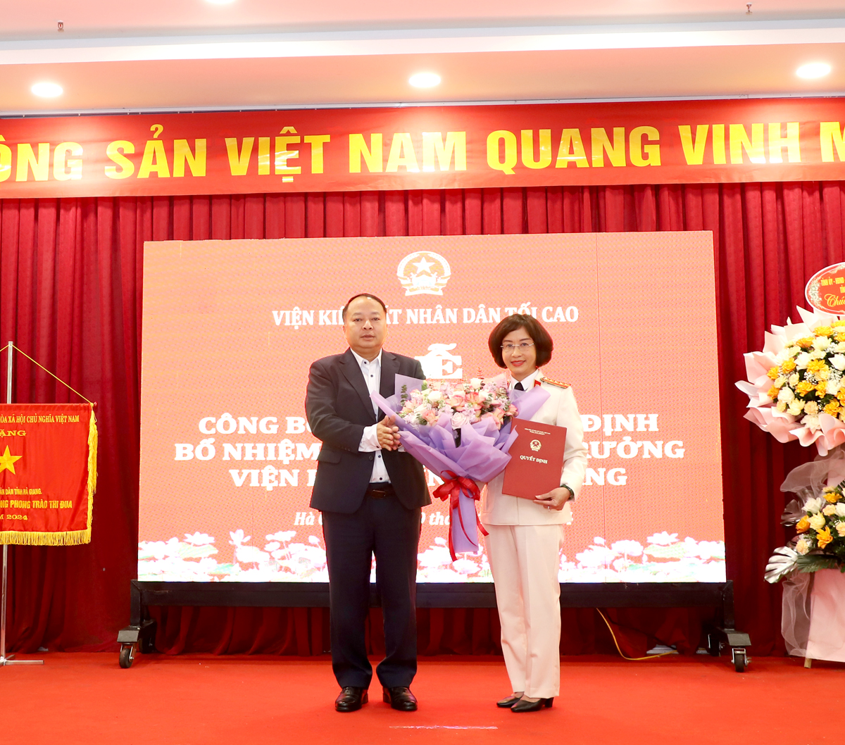 Phó Bí thư Tỉnh ủy, Giám đốc Công an tỉnh Phan Huy Ngọc tặng hoa chúc mừng đồng chí Nguyễn Thị Mai Lập.