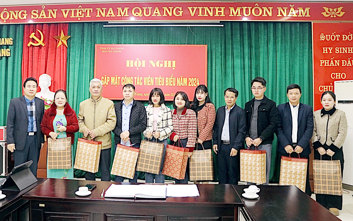 Lãnh đạo Báo Hà Giang tặng quà cho các CTV tiêu biểu năm 2024.