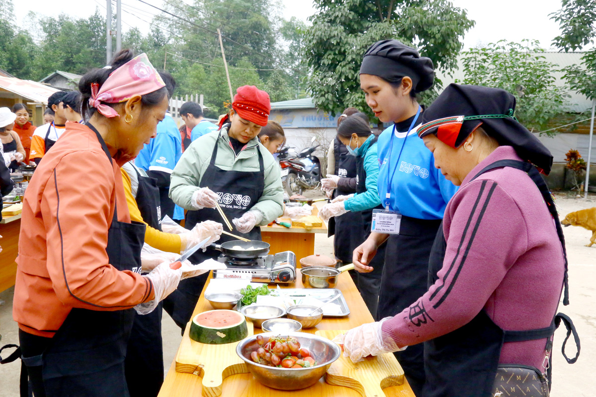 Chương trình tổ chức lớp dạy nấu ăn cho bà con xã Hương Sơn phục vụ phát triển du lịch cộng đồng.