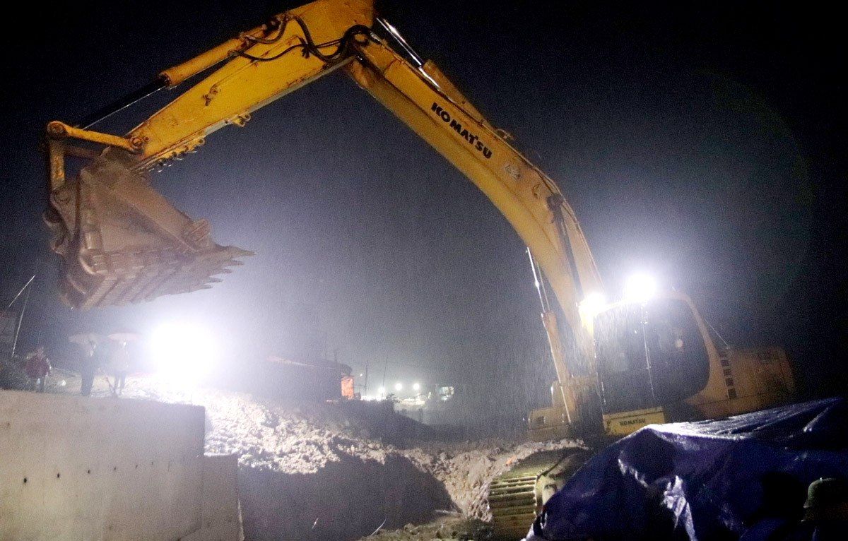 At the embankment of the Cultural House in Minh Ha Village (Tan Lap Commune), workers are working days and nights to complete the project on time.