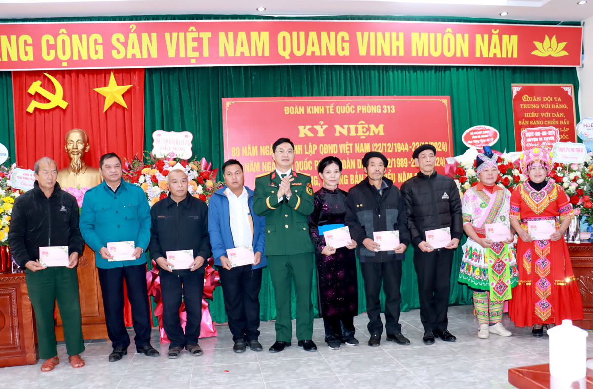 Lãnh đạo Đoàn Kinh tế - Quốc phòng 313 tặng quà người có uy tín của các xã nơi đơn vị đóng chân.