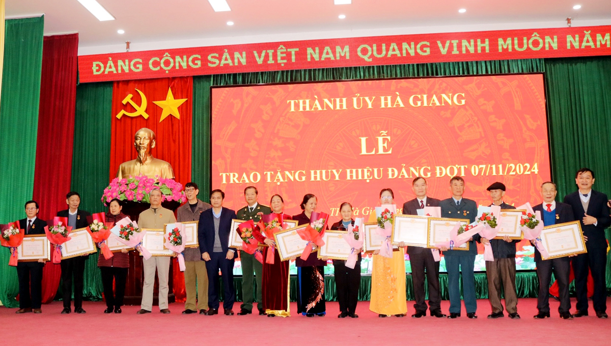 Lãnh đạo thành phố Hà Giang trao Huy hiệu 45 năm tuổi Đảng cho đảng viên. 