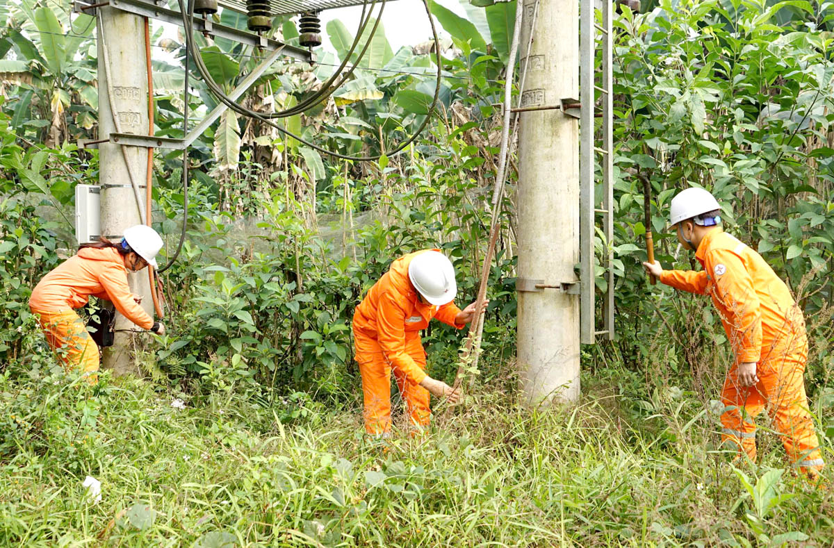 Công nhân Công ty Điện lực Hà Giang vệ sinh miễn phí cho Trạm biến áp chuyên dùng tại huyện Vị Xuyên.