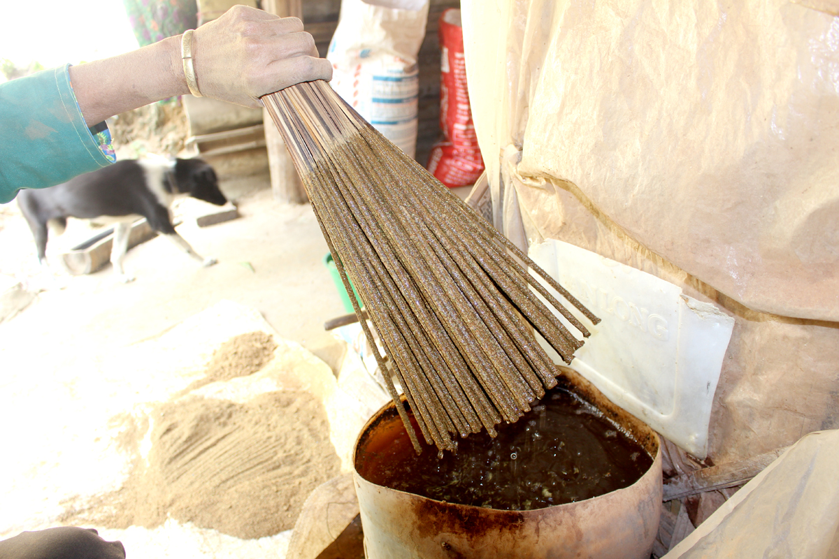 During the rolling process, incense makers dip the incense stick into a bucket of water, then roll it back and forth over a layer of pre-mixed dry powder. They quickly dip it into the water again and continue rolling until the incense stick meets the standard. This step is crucial as it determines both the appearance and quality of the incense.