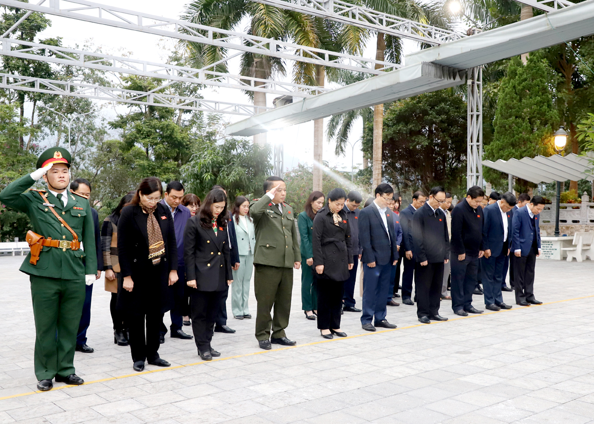 Các đại biểu dành phút mặc niệm tưởng nhớ các AHLS.