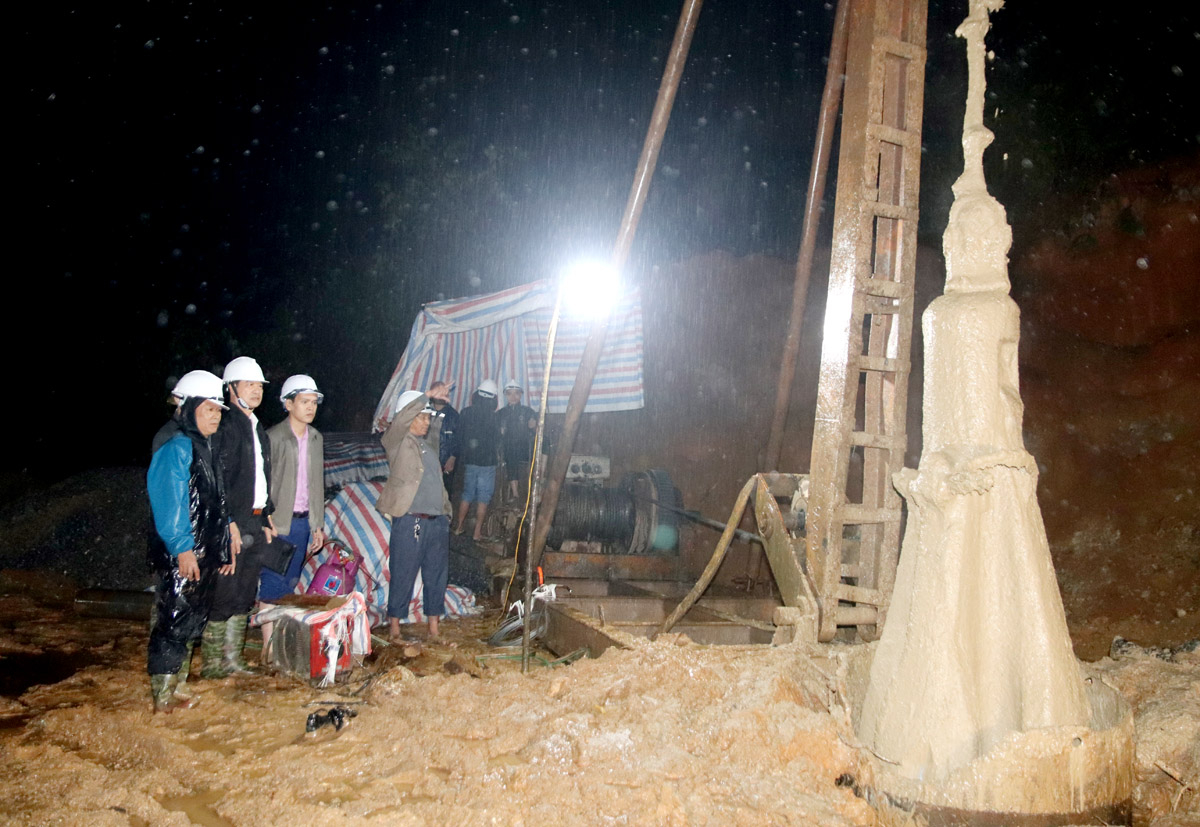 At 9:30 p.m., despite the heavy rain, the construction site of the bridge to Team 2, Minh Ha Village (Tan Lap Commune), still had bright lights, where the roar of excavators, boring machines mixed with the murmuring sounds of oxy gas cutting torches.