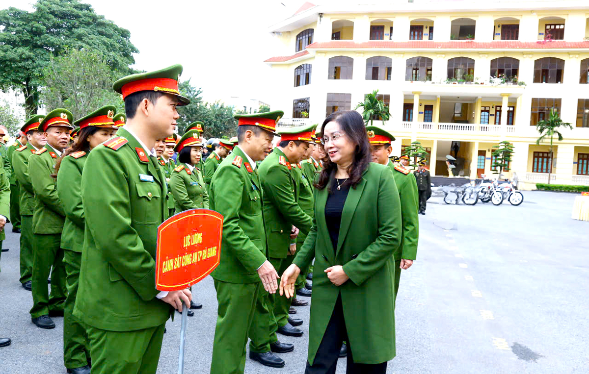 Phó Chủ tịch UBND tỉnh Hà Thị Minh Hạnh động viên các lực lượng.