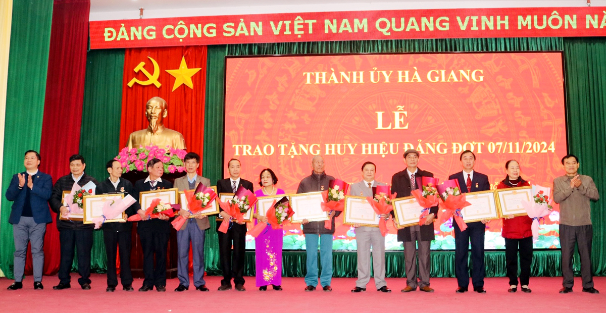 Lãnh đạo thành phố Hà Giang trao Huy hiệu 40 năm tuổi Đảng cho đảng viên.