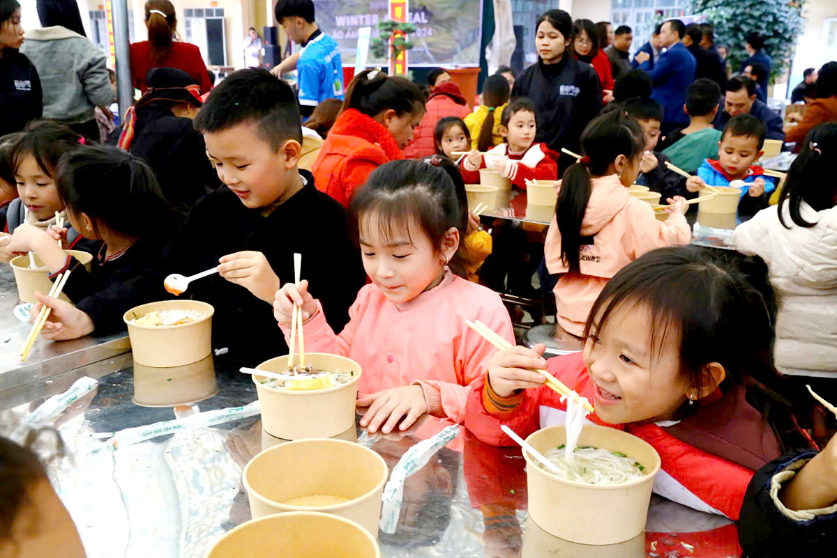 Những bát phở mang hương vị Hà Nội do học viên, nhân viên Trung tâm Dạy nghề nhân đạo KOTO nấu cho các em học sinh. 