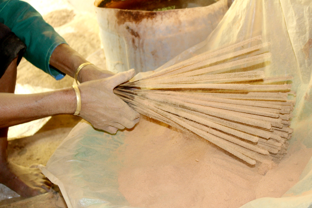 For the incense to have the best fragrance, the key lies in the powder-mixing formula, according to the residents of Ta Leng 7 Village, Tung San Commune. If the powder proportions are not balanced, the incense sticks will not adhere properly, may fall apart, or will lack the distinctive herbal aroma.