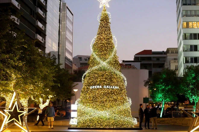 Cây thông Noel rực rỡ giữa đường phố Beirut, Liban.