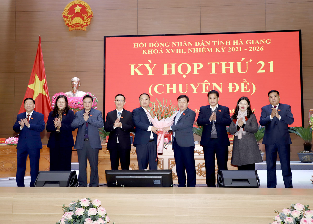 Acting Secretary of the Provincial Party Committee Nguyen Manh Dung and other provincial leaders presented flowers to congratulate newly-elected Chairman of Ha Giang Provincial People’s Committee Phan Huy Ngoc.