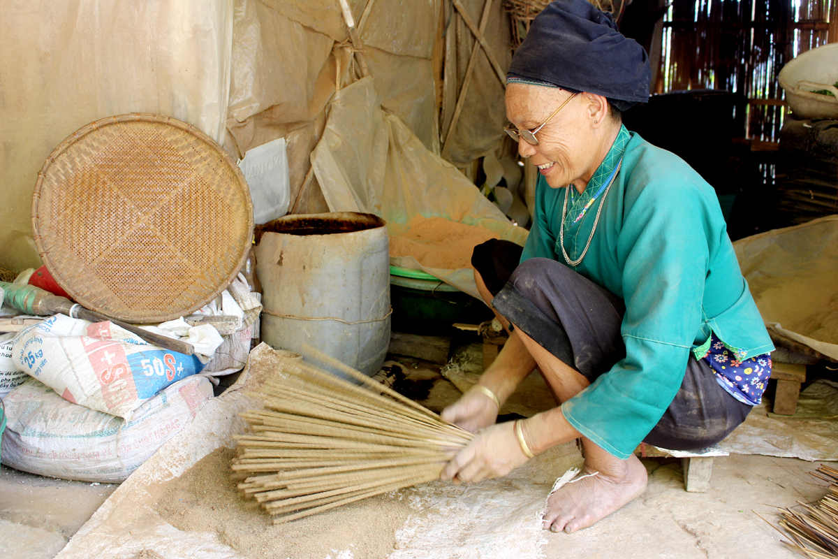 Rui said: Every year, after the busy farming season, I take advantage of my free time to make incense. This time of year, with the Lunar New Year approaching, consumer demand increases significantly. On average, incense-making brings my family an income of about 20 million VND per year.