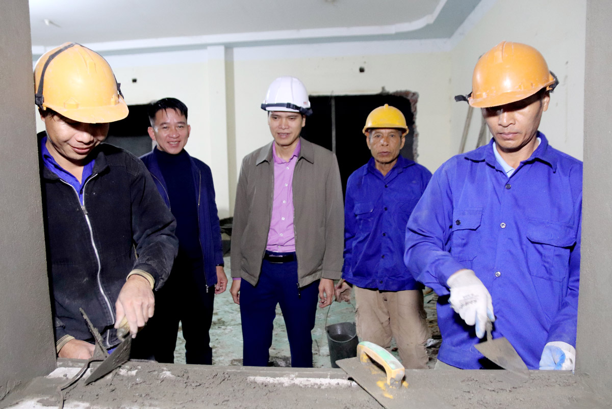 Officials of the Construction Investment Project Management Board of Bac Quang District are regularly present at construction sites to encourage workers.