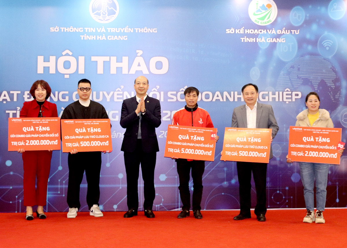 Lãnh đạo Viettel Hà Giang trao quà cho các doanh nghiệp, hợp tác xã.