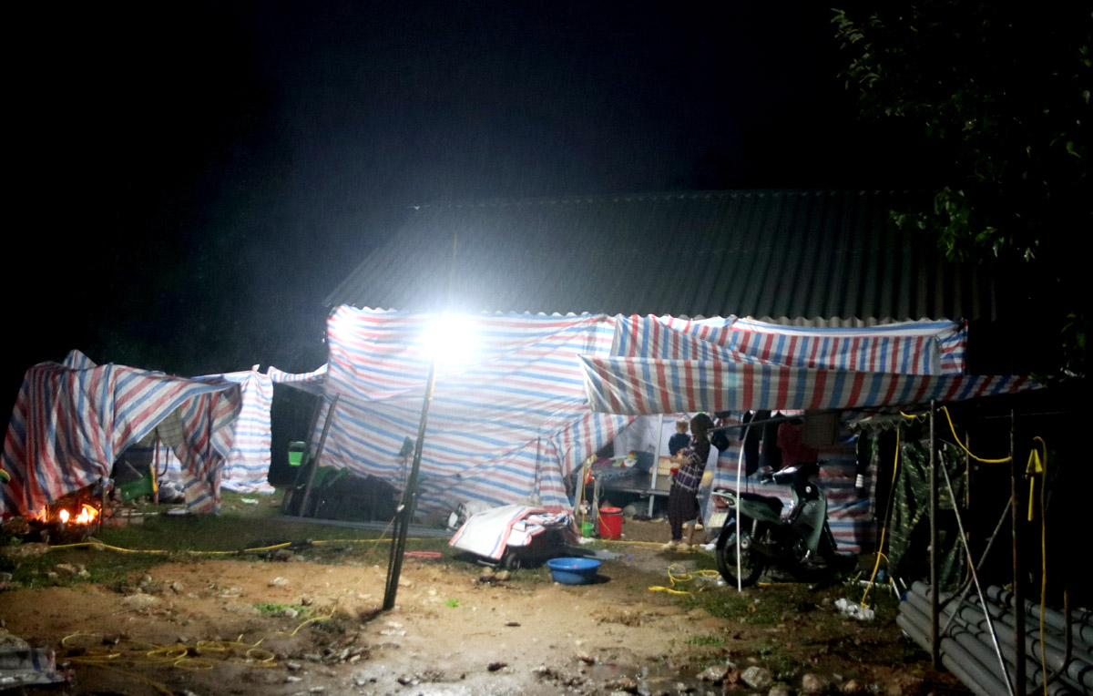 In the cold winter that seems to cut into the skin, the temporary shacks on the construction site become the only home for the workers.