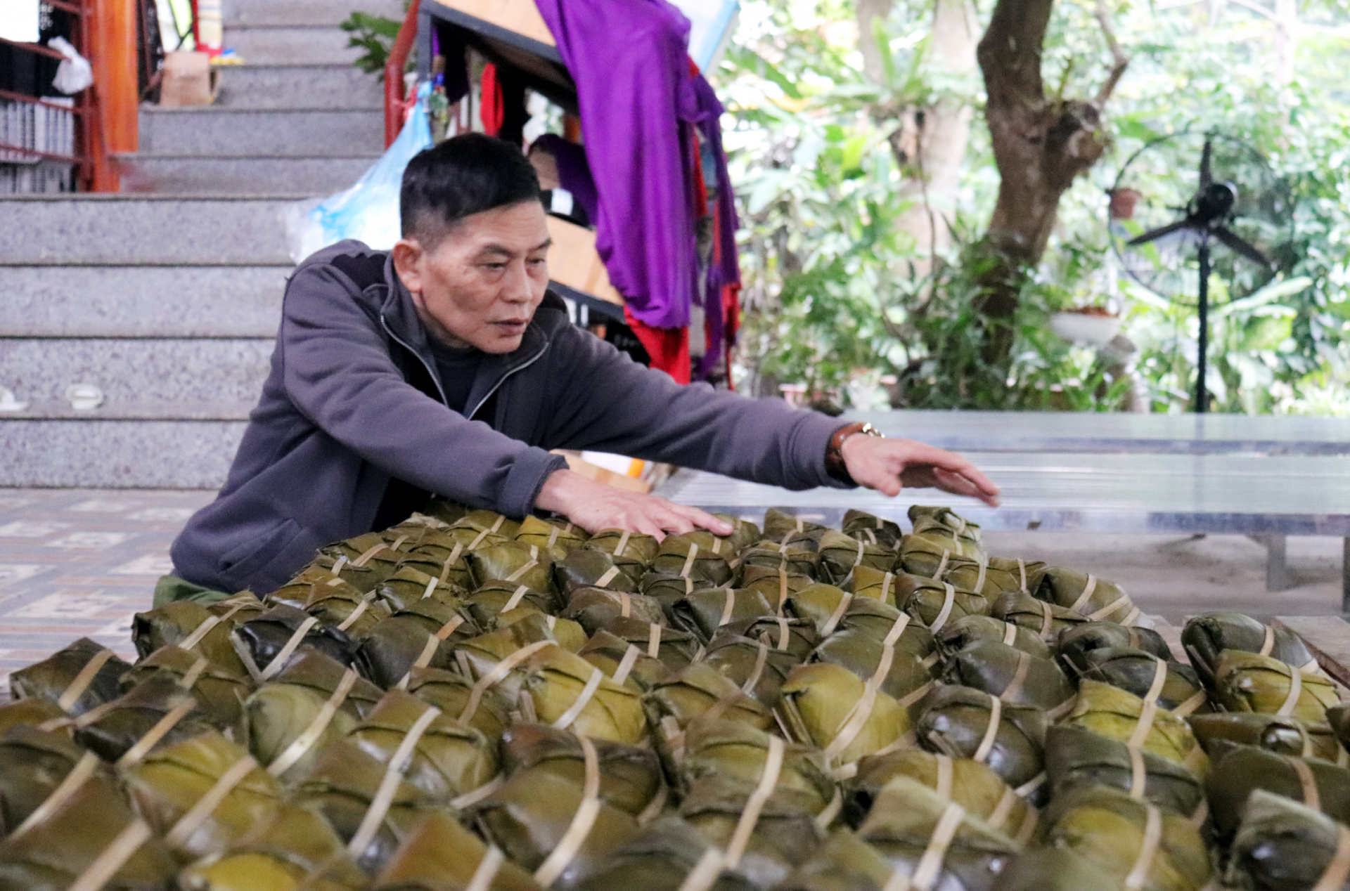 After boiling, the cakes are removed, dried to cool, and vacuum sealed.