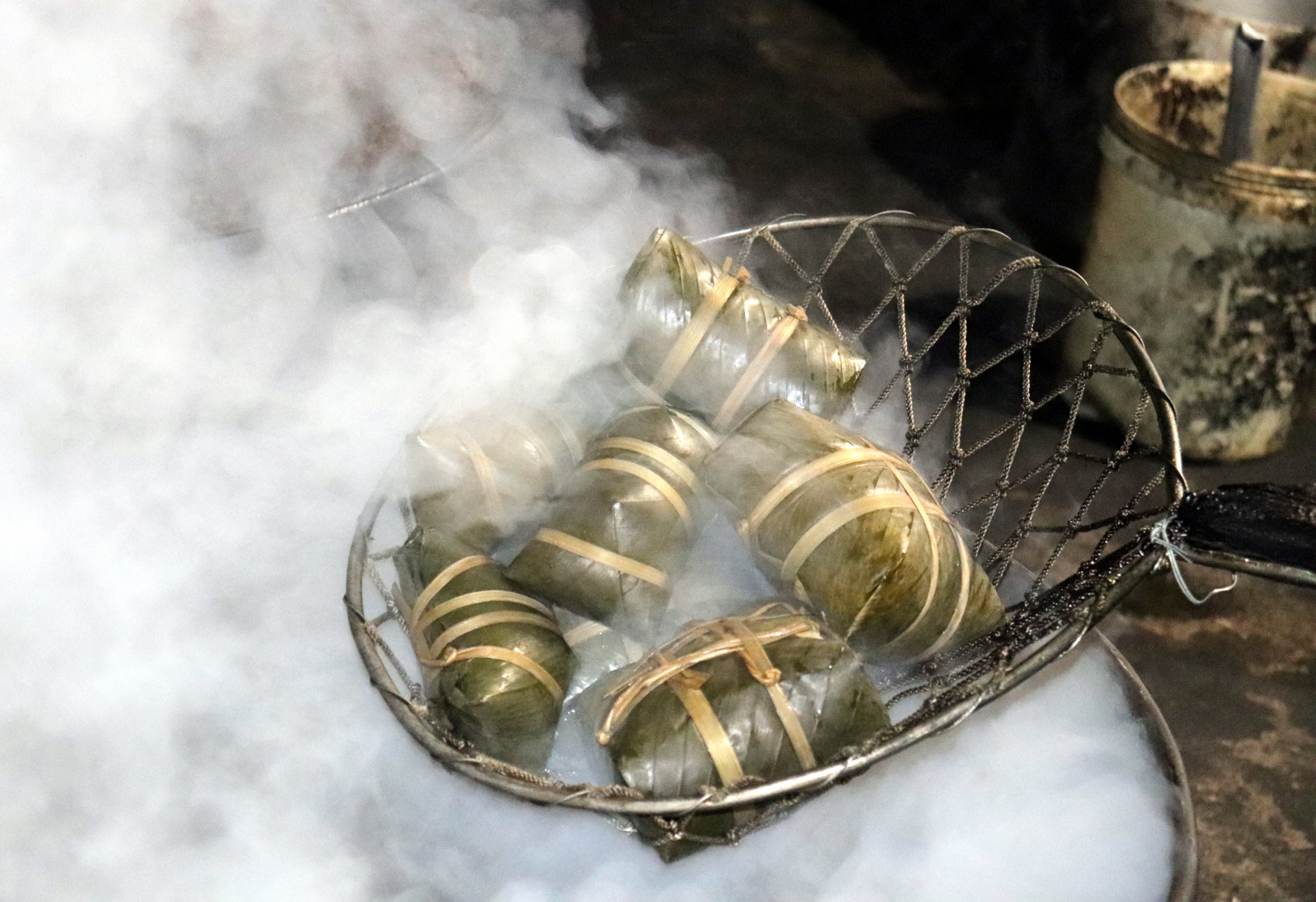 After tying, the cakes are boiled over a wood stove. The boiling time is estimated at about 8-10 hours.