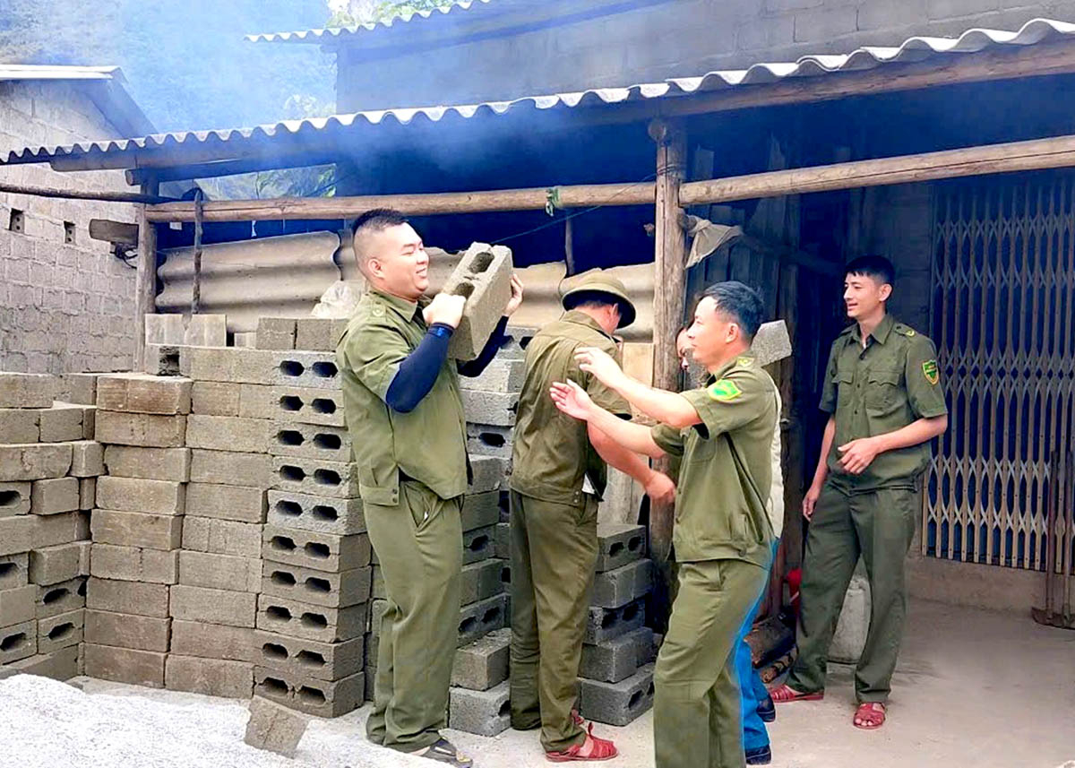 Officials of Mau Due Commune (Yen Minh) support working days to help households eliminate temporary houses.