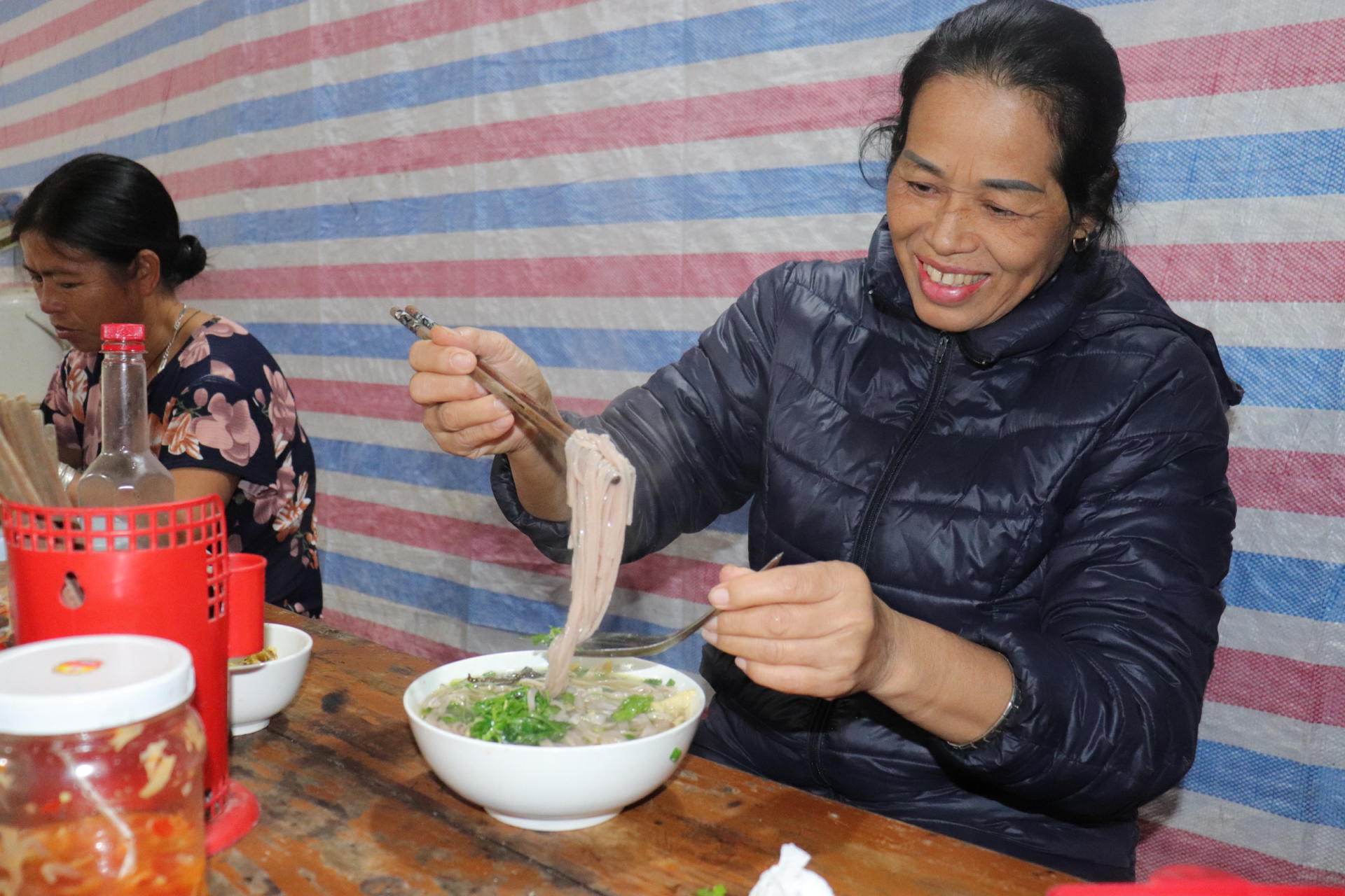 Today, this unique ‘wind-hung’ Red Pho is not only available in Xin Man District but can also be found in various locations across Ha Giang Province, catering to the diverse tastes of food lovers.